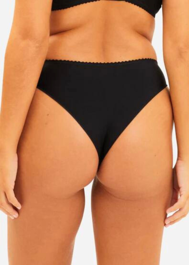 Tanga Sans Complexe